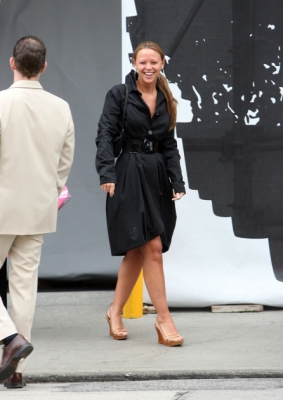 Kimberley_Walsh_shopping_on_Melrose_Avenue2C_Hollywood_19_02_08_286129.jpg