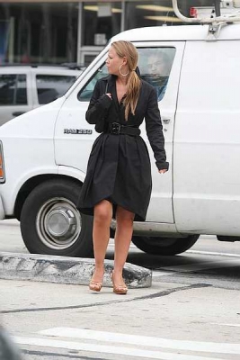 Kimberley_Walsh_walking_to_a_tanning_salon_on_Sunset_Boulevard_19_02_08_28229.jpg