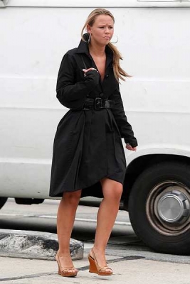 Kimberley_Walsh_walking_to_a_tanning_salon_on_Sunset_Boulevard_19_02_08_28629.jpg
