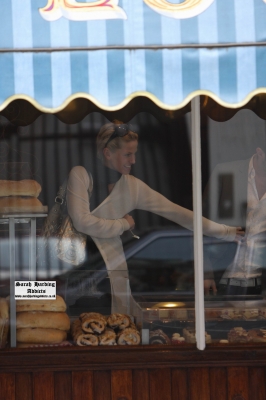 Sarah_and_Tom_shopping_at_a_Green_Grocer_21_04_08_28329.jpg