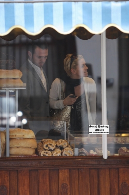 Sarah_and_Tom_shopping_at_a_Green_Grocer_21_04_08_28529.jpg