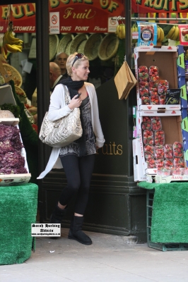 Sarah_and_Tom_shopping_at_a_Green_Grocer_21_04_08_28729.jpg