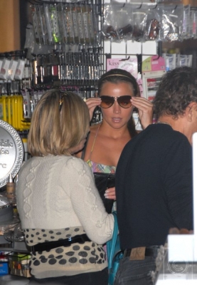 Nicola_and_Kimberley_Shopping_in_West_Hollywood_USA_16_02_08_281729.jpg