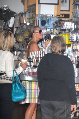 Nicola_and_Kimberley_Shopping_in_West_Hollywood_USA_16_02_08_282229.jpg