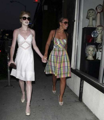 Nicola_and_Kimberley_Shopping_in_West_Hollywood_USA_16_02_08_283829.jpg