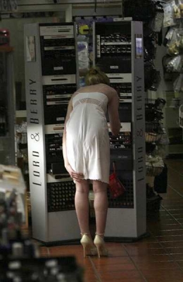 Nicola_and_Kimberley_Shopping_in_West_Hollywood_USA_16_02_08_283929.jpg