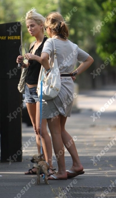 Sarah_with_friends_walking_her_dog_in_Primrose_Hill2C_London_12_05_08_281029.jpg