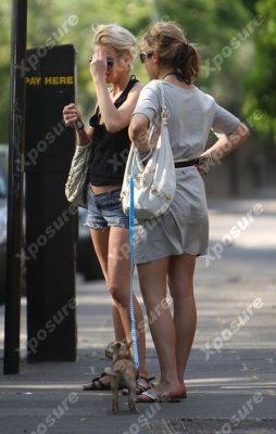 Sarah_with_friends_walking_her_dog_in_Primrose_Hill2C_London_12_05_08_281129.jpg