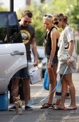 Sarah_with_friends_walking_her_dog_in_Primrose_Hill2C_London_12_05_08_28129.jpg