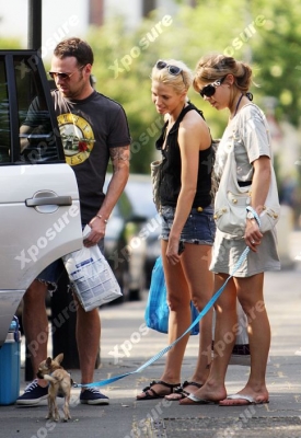 Sarah_with_friends_walking_her_dog_in_Primrose_Hill2C_London_12_05_08_28229.jpg