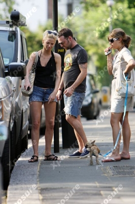 Sarah_with_friends_walking_her_dog_in_Primrose_Hill2C_London_12_05_08_28429.jpg
