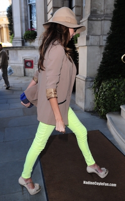 Nadine2C_Sarah_and_Nicola_arrive_at_a_London_hotel_06_04_12_281429.jpg