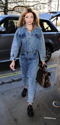 Nadine2C_Sarah_and_Nicola_arrive_at_a_London_hotel_06_04_12_282029.jpg