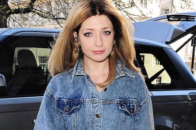 Nadine2C_Sarah_and_Nicola_arrive_at_a_London_hotel_06_04_12_28229.jpg