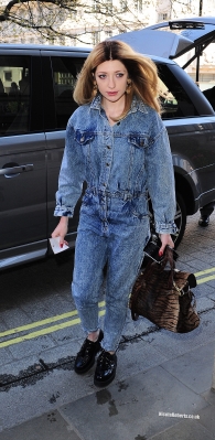 Nadine2C_Sarah_and_Nicola_arrive_at_a_London_hotel_06_04_12_28429.jpg