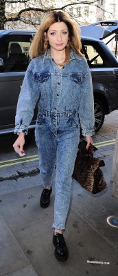 Nadine2C_Sarah_and_Nicola_arrive_at_a_London_hotel_06_04_12_28529.jpg