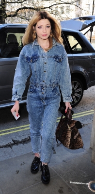 Nadine2C_Sarah_and_Nicola_arrive_at_a_London_hotel_06_04_12_28729.jpg