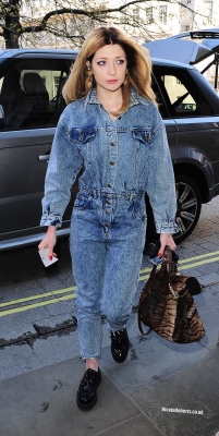 Nadine2C_Sarah_and_Nicola_arrive_at_a_London_hotel_06_04_12_28829.jpg