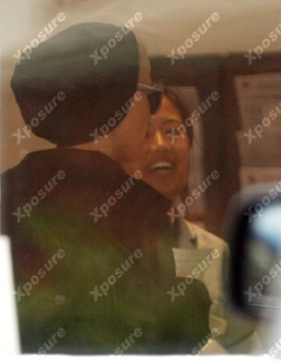 Sarah_and_Tom_leaving_their_house_13_07_08_281029.jpg