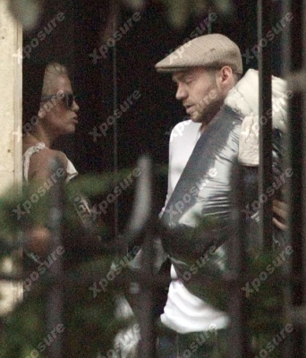 Sarah_and_Tom_leaving_their_house_13_07_08_28829.jpg