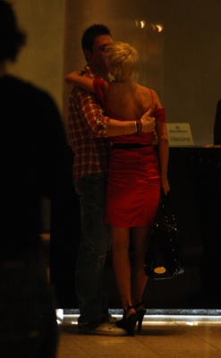 Sarah_Harding_in_the_Hilton_Hotel_Lobby2C_Manchester_01_06_08_28129.jpg