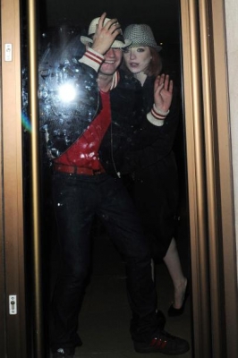 Nicola_Roberts_leaving_Mahiki2C_London_06_12_08_281729.jpg