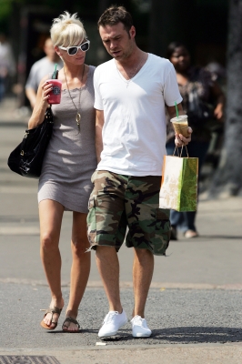 Sarah_and_Tommy_keep_cool_in_Hampstead_28_07_08_283229.jpg
