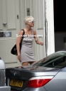 Sarah_Harding_leaving_a_tanning_studio_28_07_08_28429.jpg