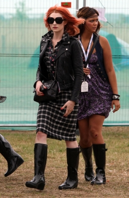 Nicola_Roberts_backstage_at_V_Festival2C_Hylands_Park_17_08_08_281029.jpg