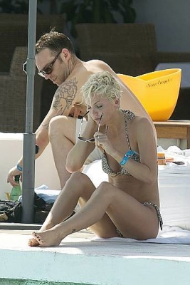 Sarah_Harding_by_the_pool_in_Spain_21_08_08_281129.jpg