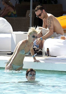 Sarah_Harding_by_the_pool_in_Spain_21_08_08_281229.jpg