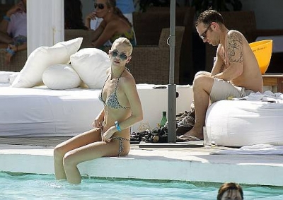 Sarah_Harding_by_the_pool_in_Spain_21_08_08_281329.jpg