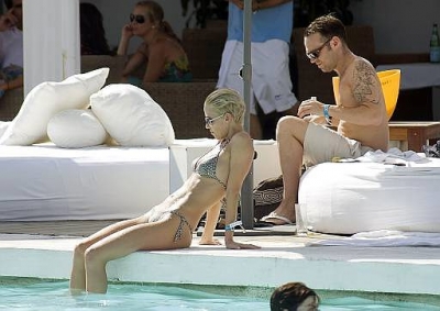 Sarah_Harding_by_the_pool_in_Spain_21_08_08_281529.jpg