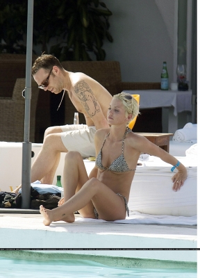 Sarah_Harding_by_the_pool_in_Spain_21_08_08_28429.jpg
