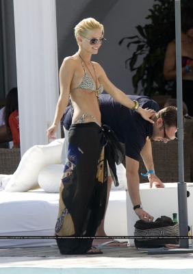 Sarah_Harding_by_the_pool_in_Spain_21_08_08_28829.jpg
