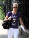 Sarah_leaving_her_house2C_London_03_07_08_28229.jpg