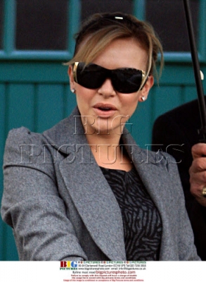 Nadine_Coyle_leaving_her_home2C_London_28_11_08_28629.jpeg