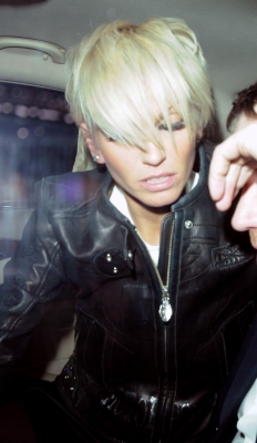 Sarah_and_Tom_leaving_the_Mayfair_hotel_04_12_08_28929.jpg
