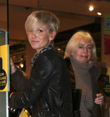 Sarah_Harding_out_in_London_on_her_birthday_17_11_08_28929.jpg