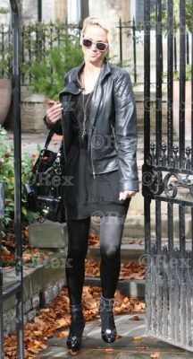 Sarah_Harding_leaving_her_home_24_10_08_28929.jpg