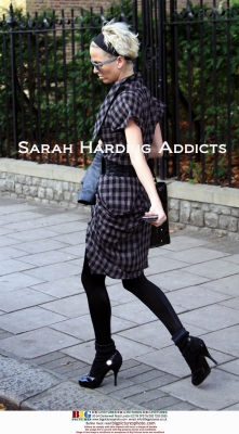 Sarah_Harding_leaving_her_house_London2CUK_23_10_08_28129.jpg