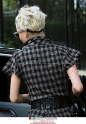 Sarah_Harding_leaving_her_house_London2CUK_23_10_08_28729.jpg