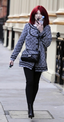 Nicola_Roberts_out_in_London_01_10_08_28329.jpg