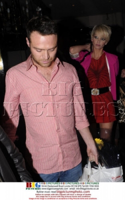 Sarah_Harding_leaving_The_Club_Bar2C_Warwick_Street2C_London_09_10_08_284629.jpg