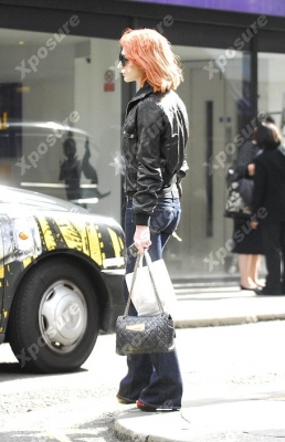 Nicola_Roberts_leaving_a_hairdressers2C_London_19_08_08_28329.jpg