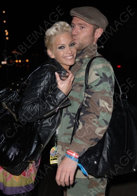 Sarah_and_Tom_backstage_at_V_Fest_17_09_09_28129.jpg