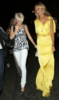 Sarah_leaving_Mayfair_Hotel2C_with_Lady_Victoria_Hervey_16_09_08_284129.jpg