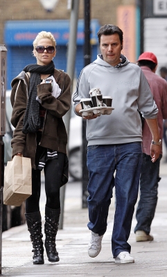 Sarah_harding_pops_out_for_food_during_a_break2C_London_12_04_08_28129.jpg