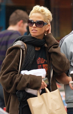 Sarah_harding_pops_out_for_food_during_a_break2C_London_12_04_08_28229.jpg