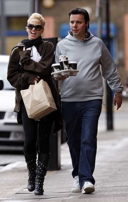 Sarah_harding_pops_out_for_food_during_a_break2C_London_12_04_08_28529.jpg